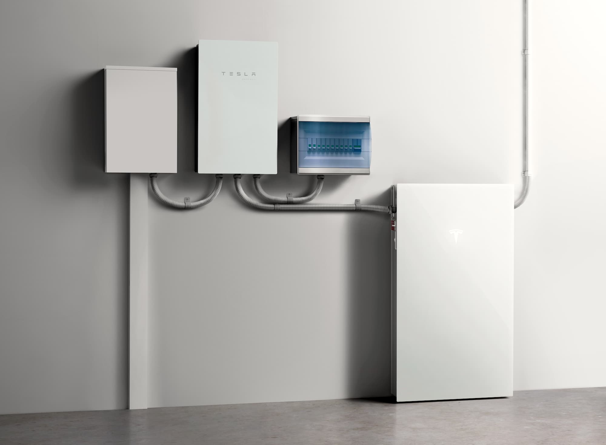 A detailed analysis and speciation table about the Tesla Powerwall 3, including storage capacity, power output, solar integration, dim ensions, and installation requirements.
