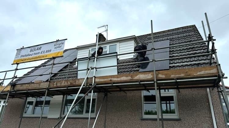 A case study of a 5.04 kWp solar panel installation with 5.8 kWh of battery sto rage in Springfield, Plymouth, Devon, generating 5,146 kWh per year.